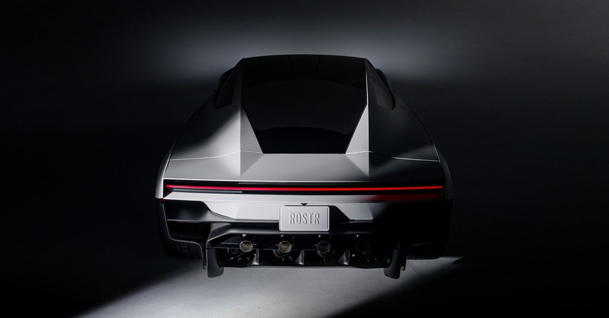 Der im Oktober 2026 vorgestellte Tesla Roadster mit kantiger Karosserie und durchgehendem Rücklicht.