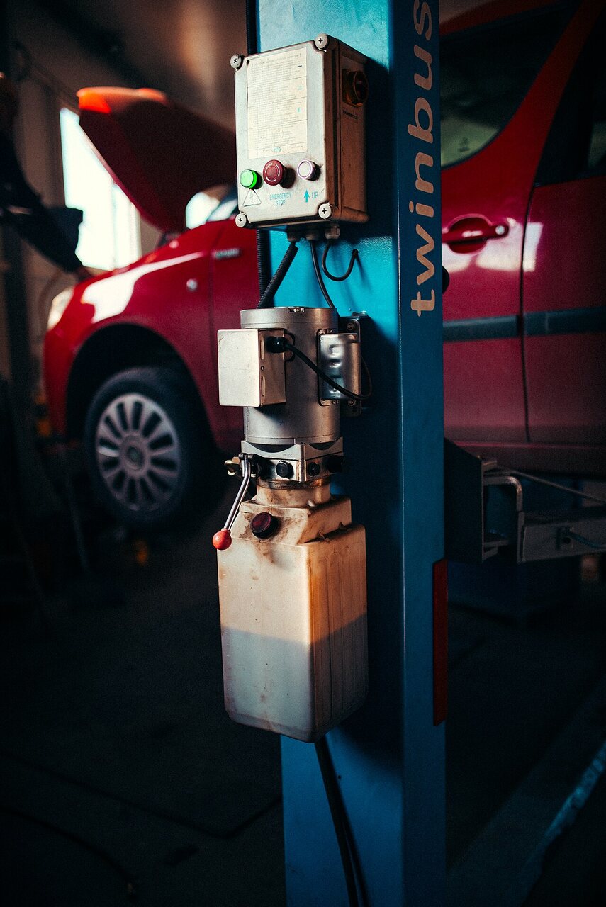 Ein Auto steht für die Untersuchung auf einer Hebebühne in der Werkstatt.