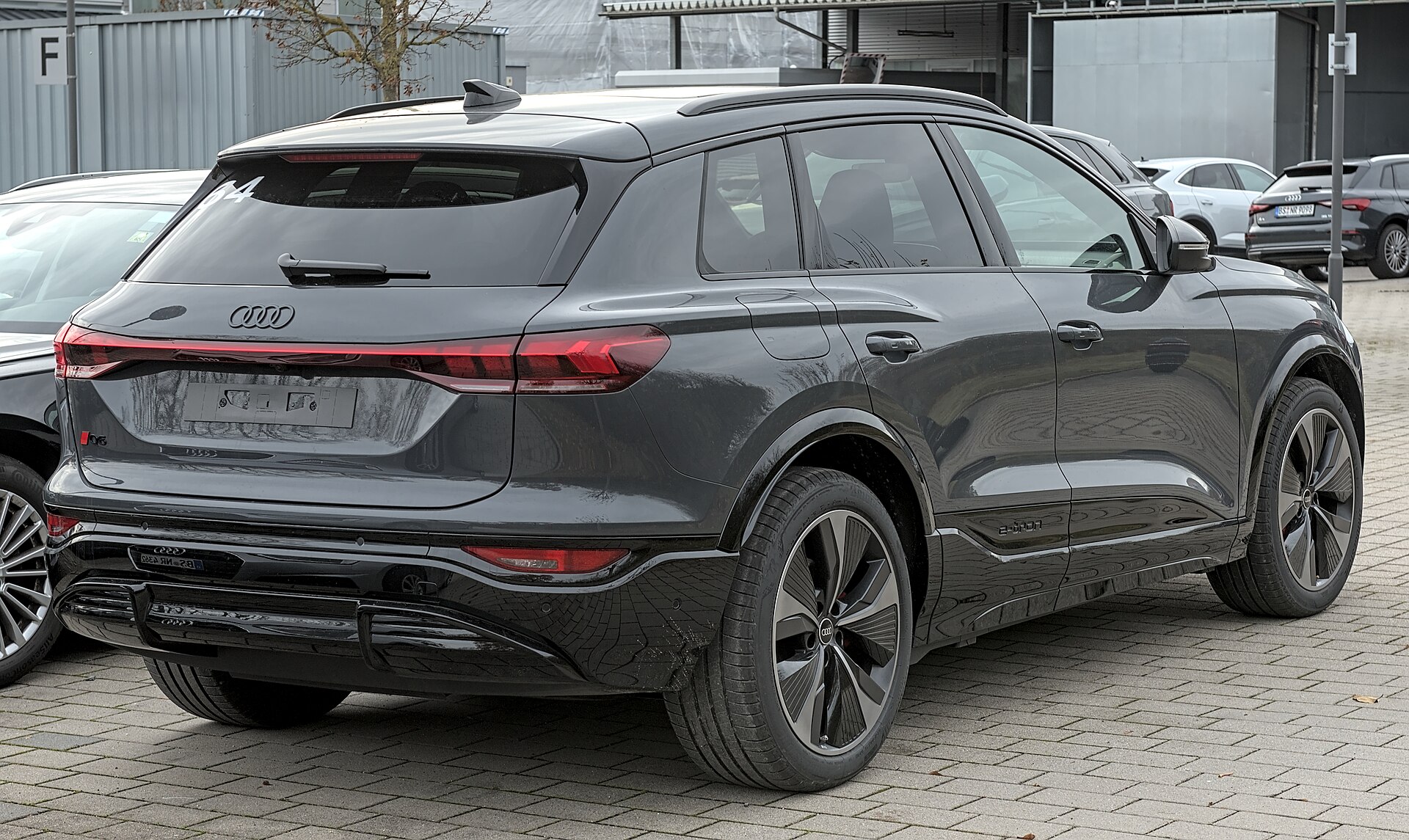 Audi Q6 e-tron in einer Front Seitenansicht