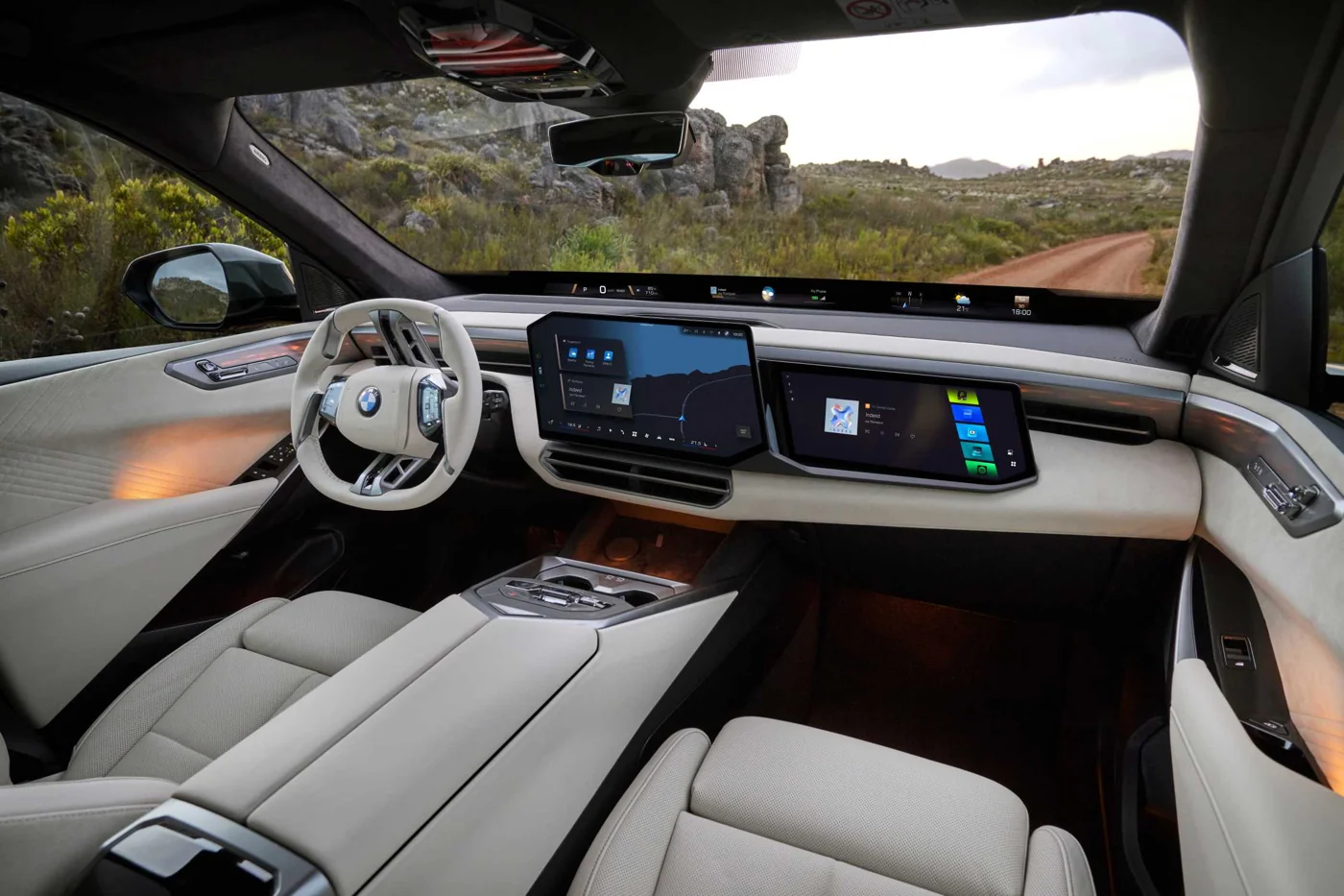 Cockpit des BMW iX5 mit BMW Panoramic iDrive und beispielhafter Sonderausstattung.
