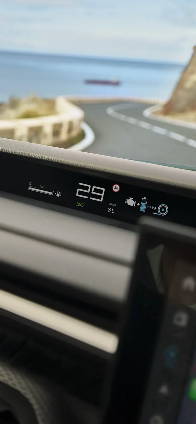 Detail der digitalen Fahrinformationen im Armaturenbrett des elektrischen Citroën ë-C3 Aircross.
