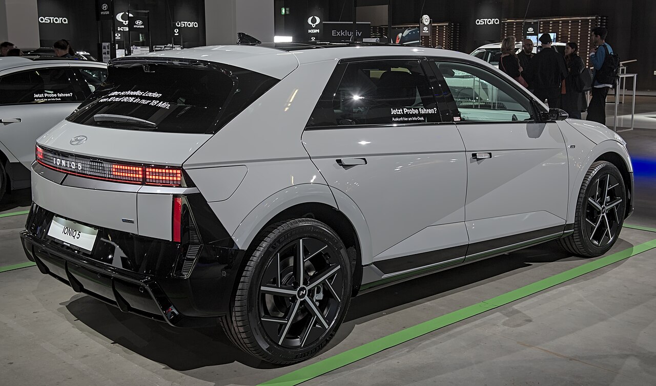 Heckansicht des überarbeiteten Hyundai IONIQ 5 N Line.