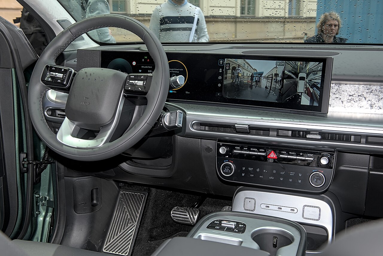 Cockpit des Hyundai IONIQ 9 mit Lenkrad und Panoramadisplay auf der IAA 2025.