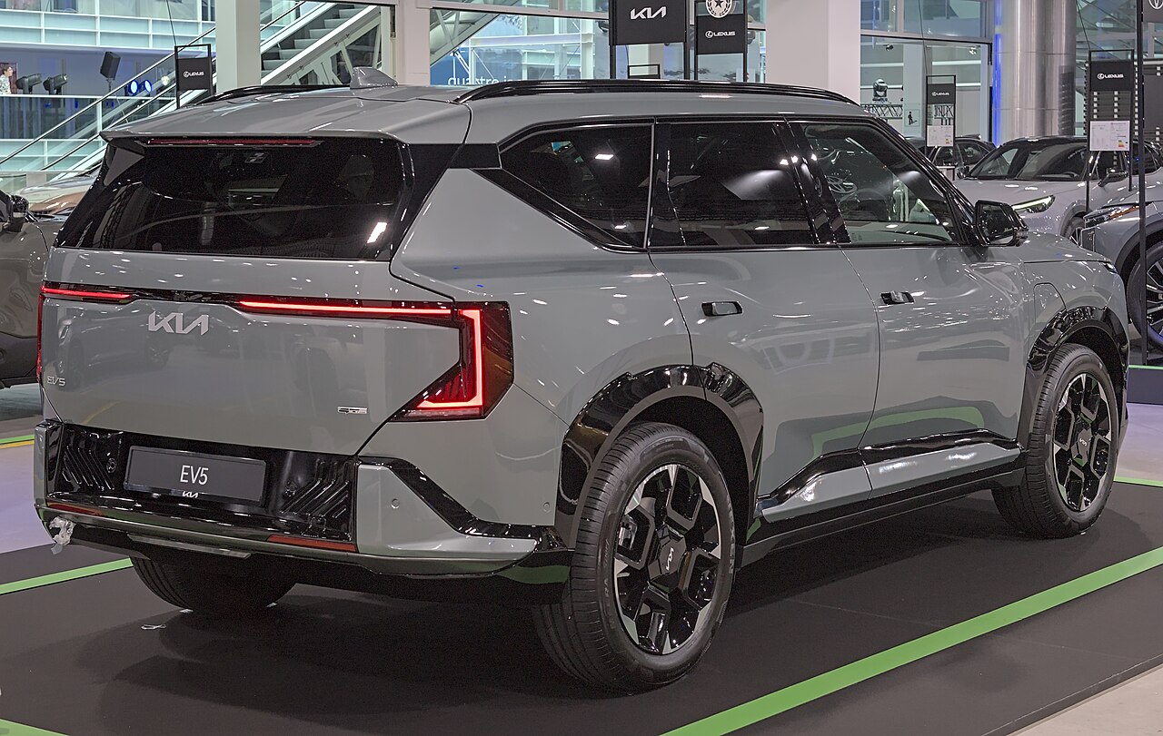 Heckansicht des Kia EV5 GT-Line auf der Auto Zürich 2025.