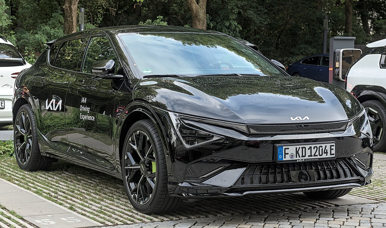 Überarbeiteter Kia EV6 GT auf der IAA 2025 in einer Front Seitenansicht.