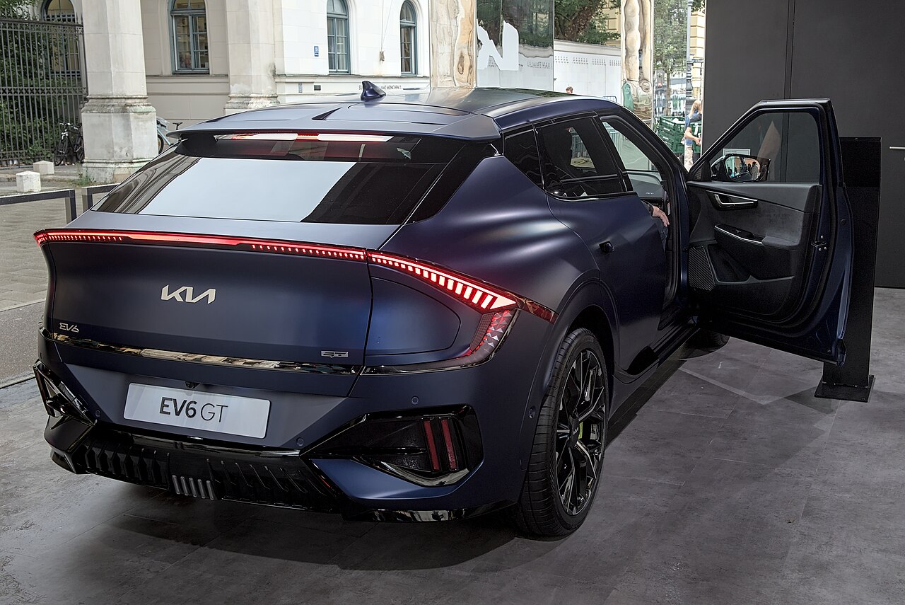 Überarbeiteter Kia EV6 GT in einer Heck Seitenansicht auf der IAA 2025.