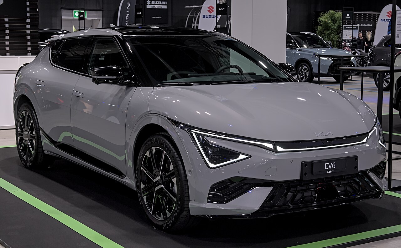 Überarbeiteter Kia EV6 in der Ausstattung GT-Line, Außenansicht auf der Auto Zürich 2024.