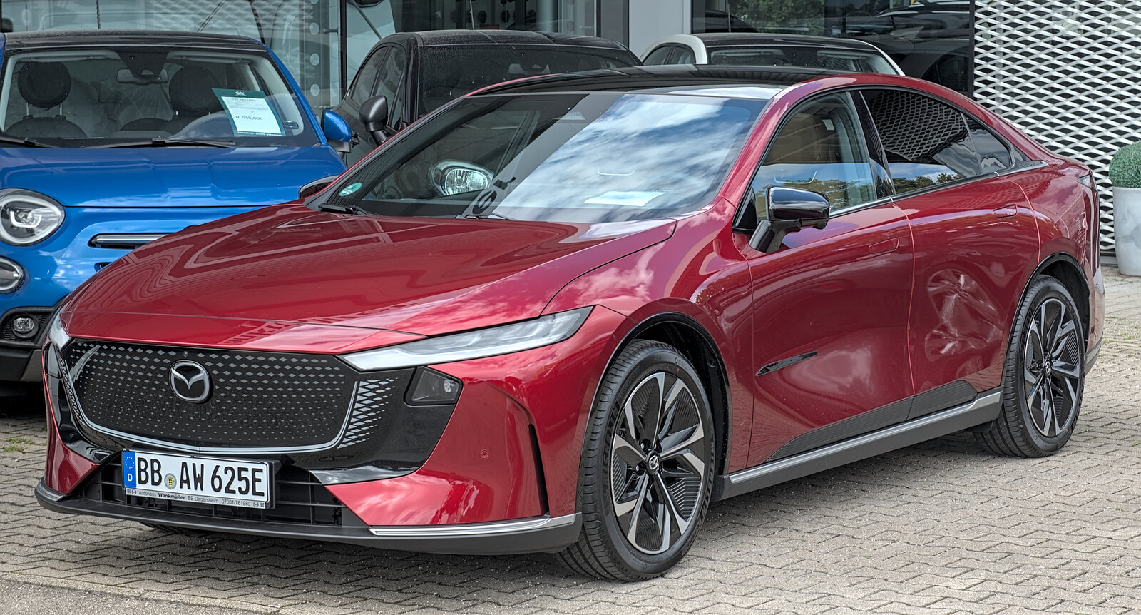 Roter Mazda6e in einer Front Seitenansicht, fotografiert 2025 in Böblingen.