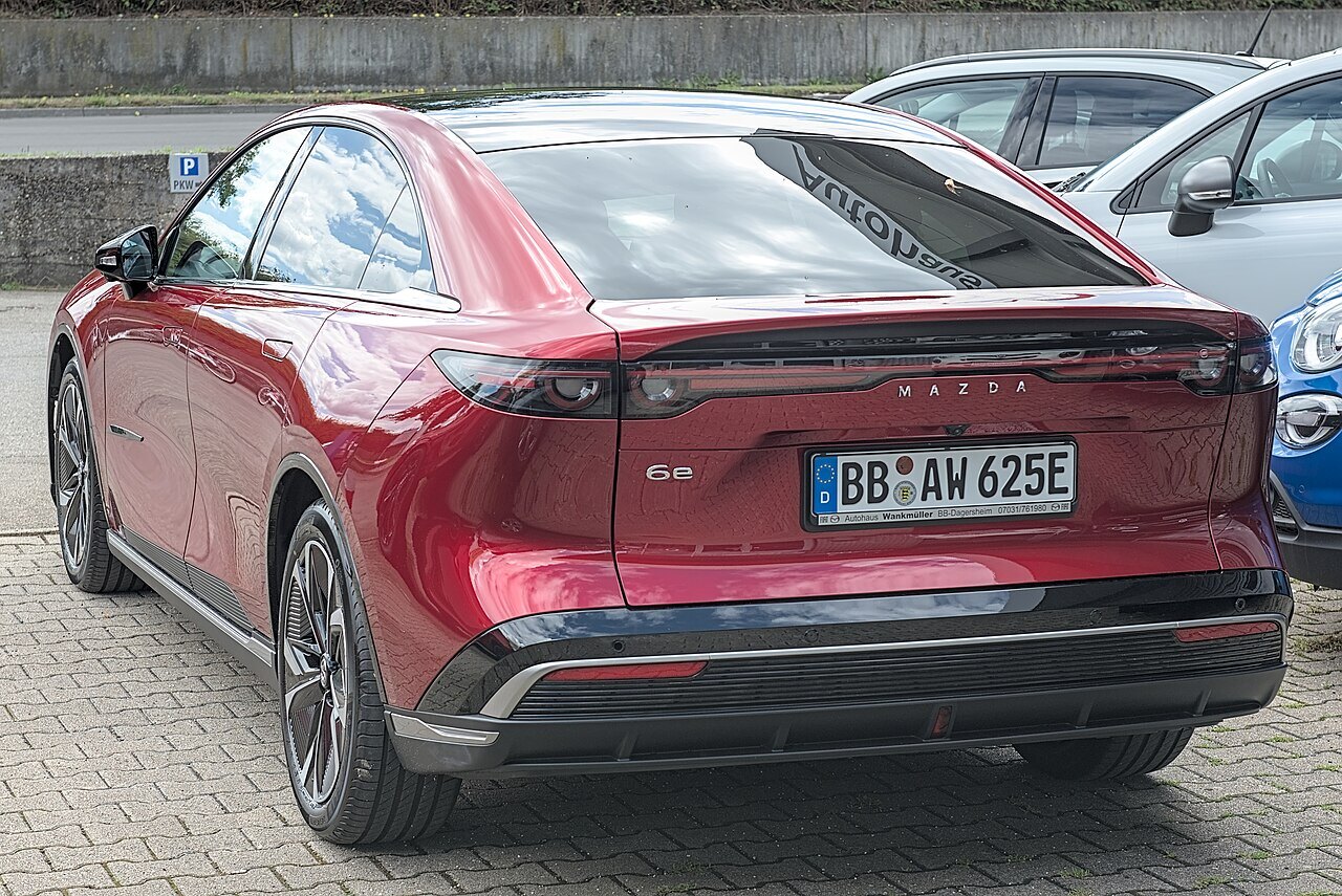 Heck und Dachlinie eines roten Mazda6e, fotografiert 2025 in Böblingen.