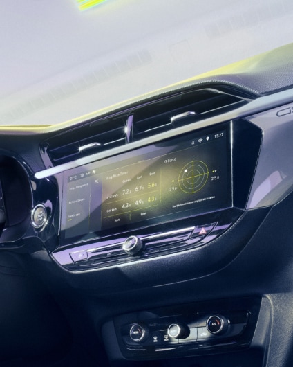 Opel Corsa GSE Cockpit mit Fahrerdisplay und zentralem Touchscreen.