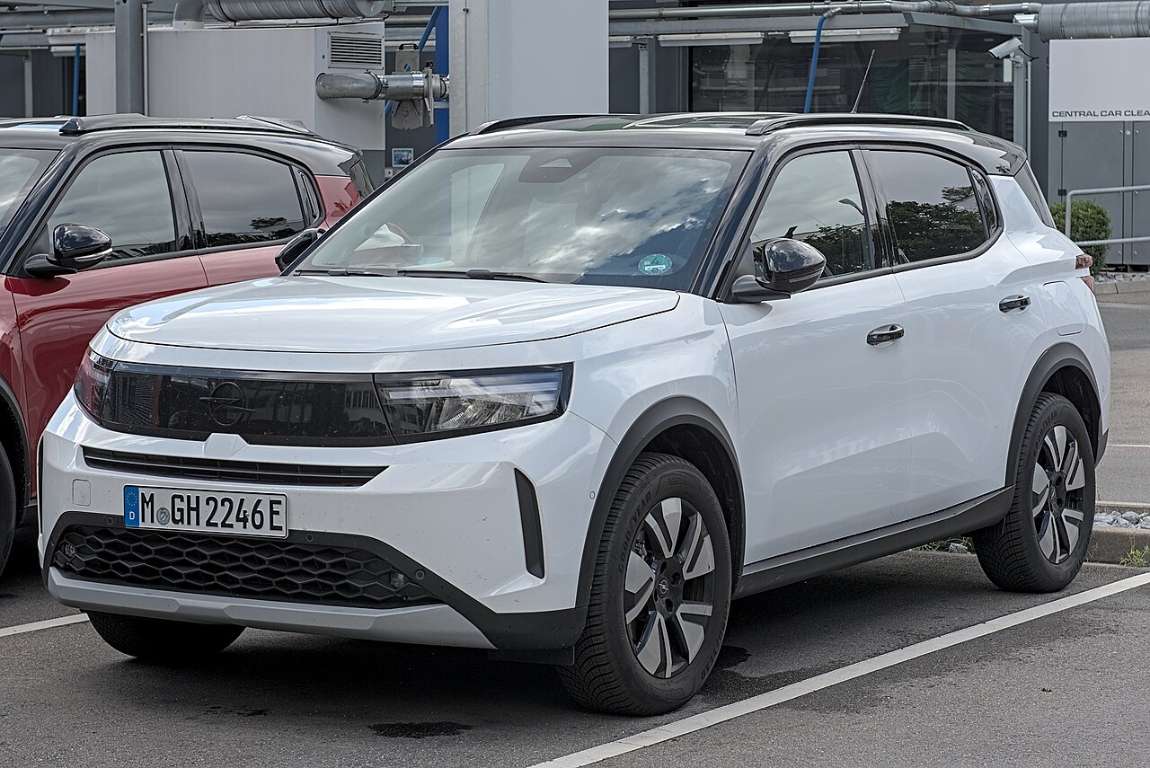 Weißer Opel Frontera Electric in Front Seitenansicht.