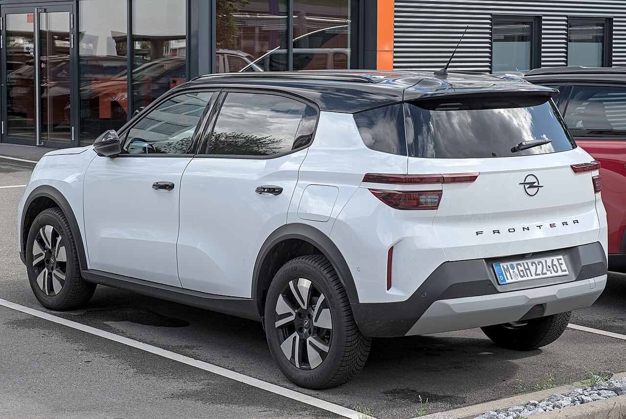 Opel Frontera Electric von hinten mit großer Heckklappe.