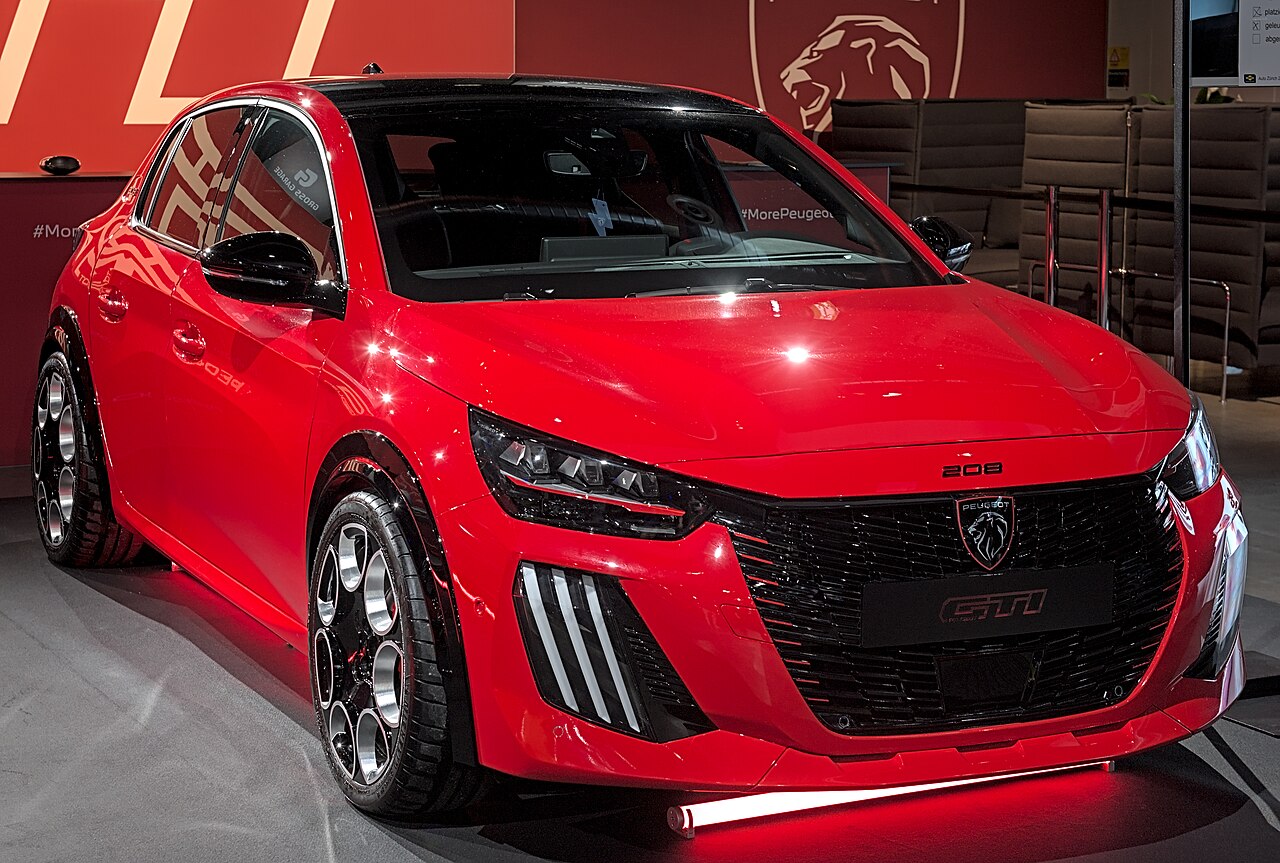 Roter Peugeot E-208 GTi in Front Seitenansicht auf der Auto Zürich 2025.