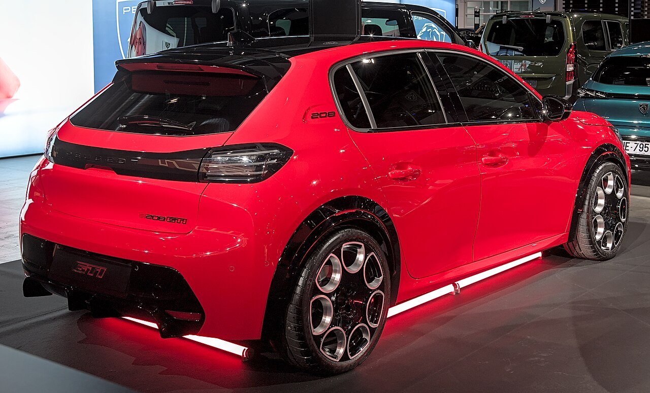 Heckansicht des roten Peugeot E-208 GTi auf der Auto Zürich 2025.