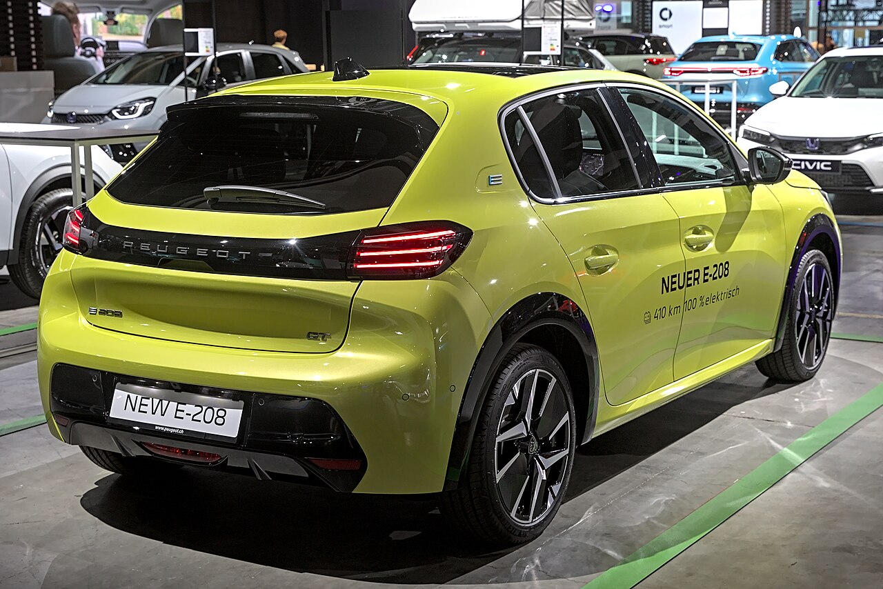 Heckansicht des überarbeiteten elektrischen Peugeot E-208 auf der Auto Zürich 2023.