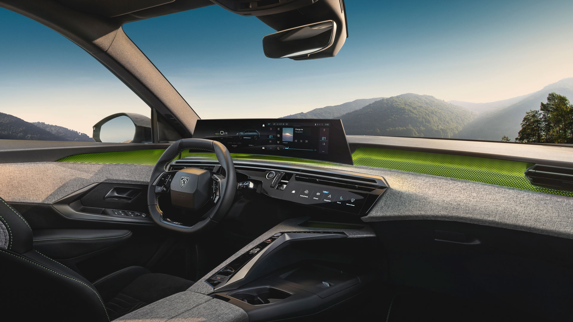 Innenraum des Peugeot E-5008 mit Blick auf Cockpit und Sitze.