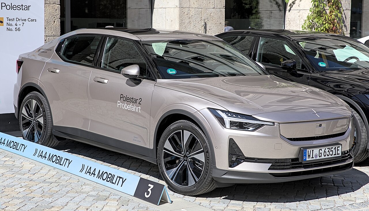 Polestar 2 mit überarbeiteter Front in einer Front Seitenansicht auf der IAA 2023.