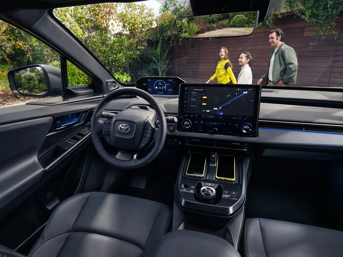 Cockpit des überarbeiteten Toyota bZ4X mit großem zentralem Display.