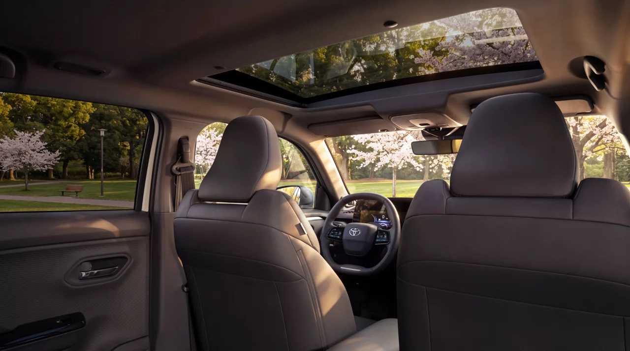 Innenraum des Toyota Urban Cruiser mit Blick nach vorn und Glasdach.