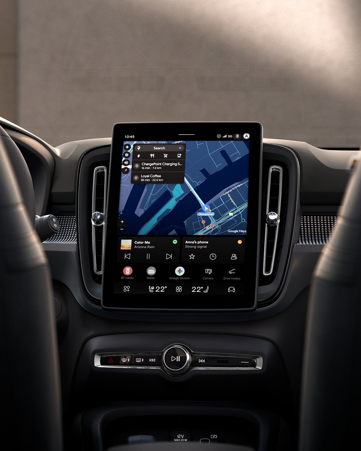 Volvo EX40 Cockpit mit Fahrerdisplay und zentralem Touchscreen.