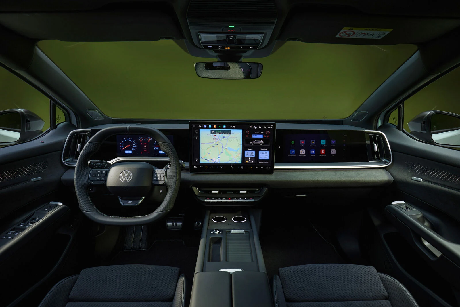 Cockpit des neuen ID. Tiguan mit physischen Lenkradtasten, zentralem Display und optionalem Beifahrerdisplay.