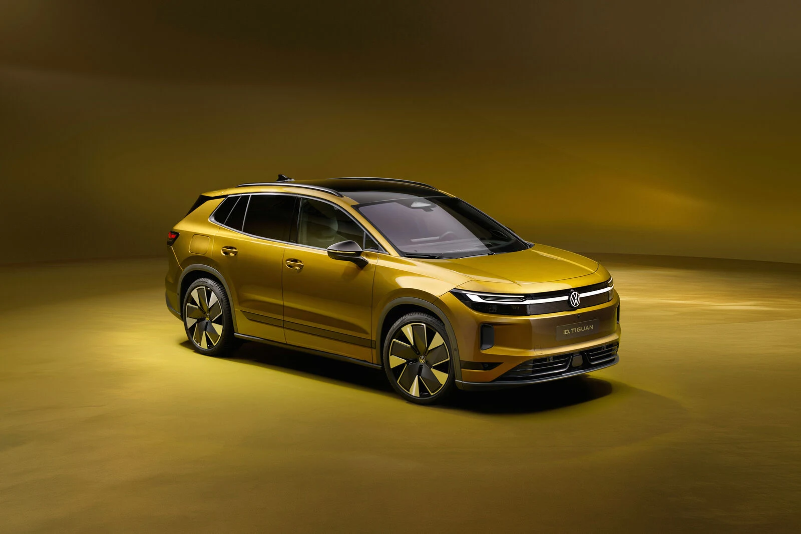 Volkswagen Presseaufnahme des neuen ID. Tiguan in schräger Frontansicht; gezeigt wird eine andere Ausstattung als Trend.