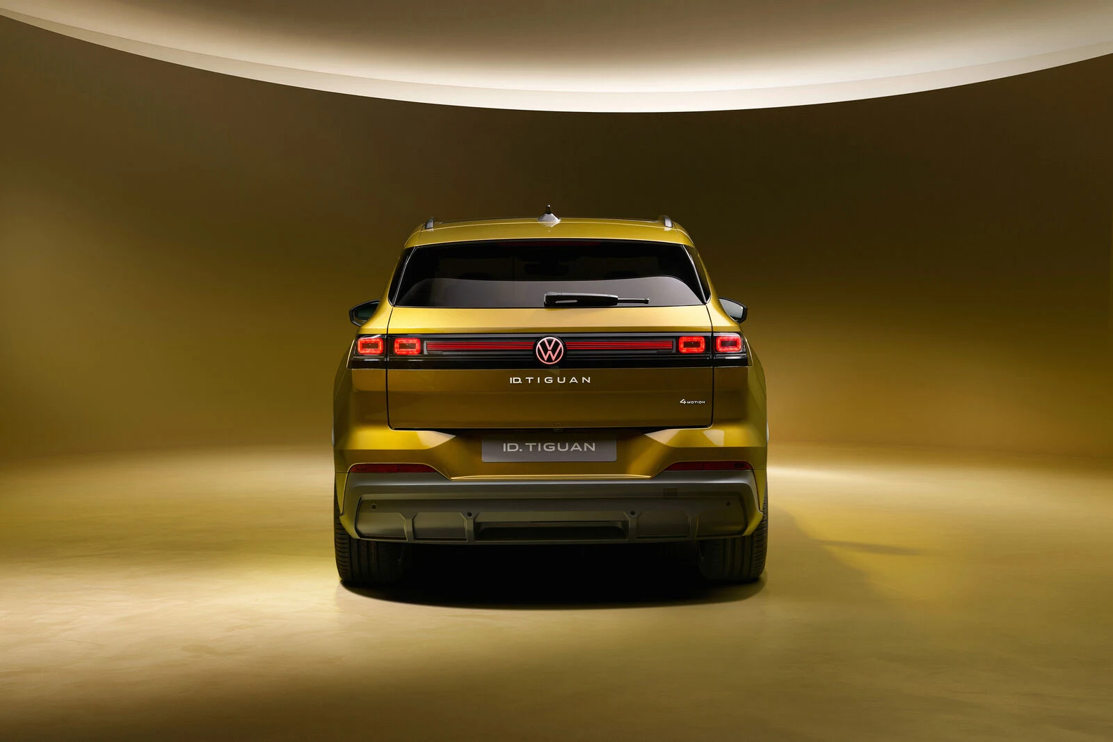 Heckansicht des ID. Tiguan 4MOTION auf einem offiziellen Volkswagen Pressebild.