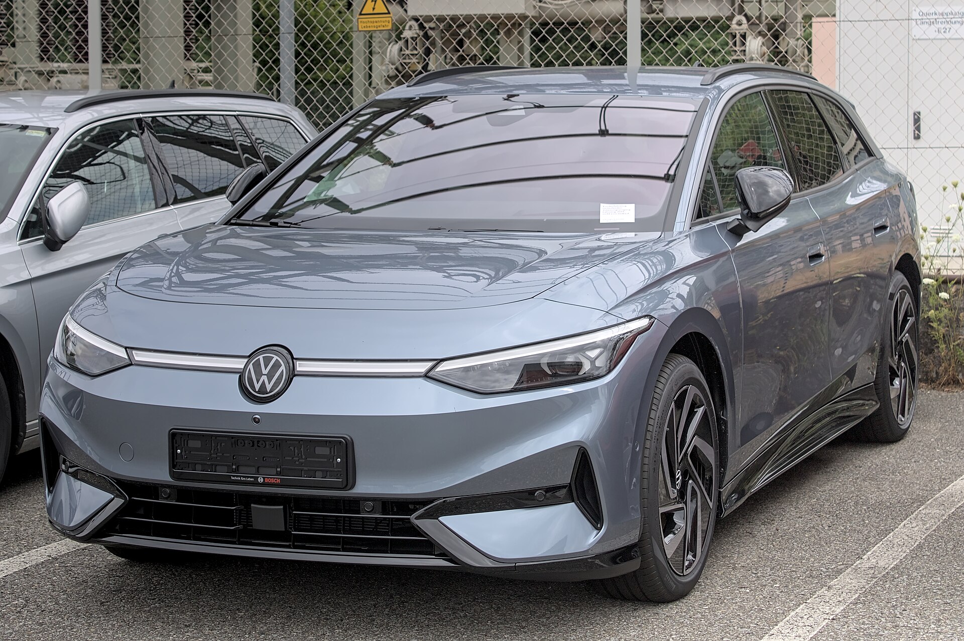 Volkswagen ID.7 Tourer in einer Front Seitenansicht